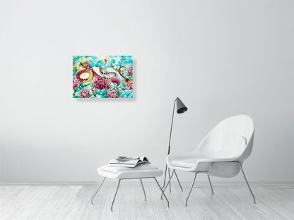 Ein Poster im A2 Querformat das in einem Raum hängt, mit einem asiatischen Drachen als Motiv. Der Drache ist von Chrysanthemen, Kois und Wolken umgeben.