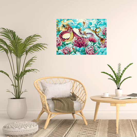 Ein Großformat Poster das in einem Raum hängt, mit einem asiatischen Drachen als Motiv. Der Drache ist von Chrysanthemen, Kois und Wolken umgeben.