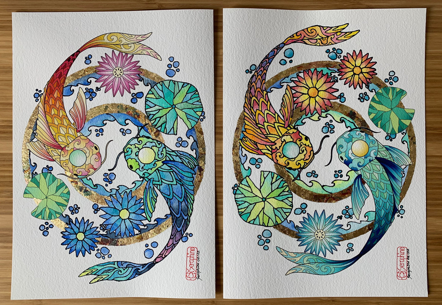 Ein Set aus zwei Illustrationen nebeneinander, die jeweils zwei sich umschwimmende Kois zeigen